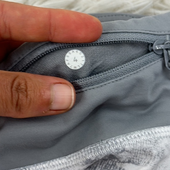 Lululemon Speed Short (4-way Stretch 2.5") Breeze By White Light Cast - Picture 4 of 4